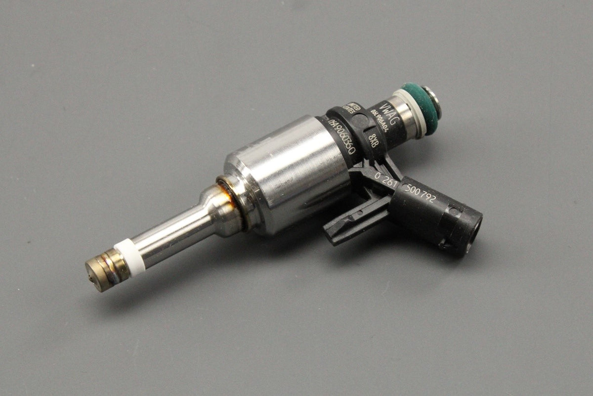 VW Golf Beetle Tiguan Allspace Audi Q5 2.0 TSI fuel injector 06A906036Q, view 1