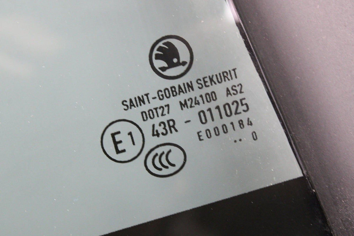 Skoda Superb Estate 15-24 rear door side window (right) 3V9845214F 5AP