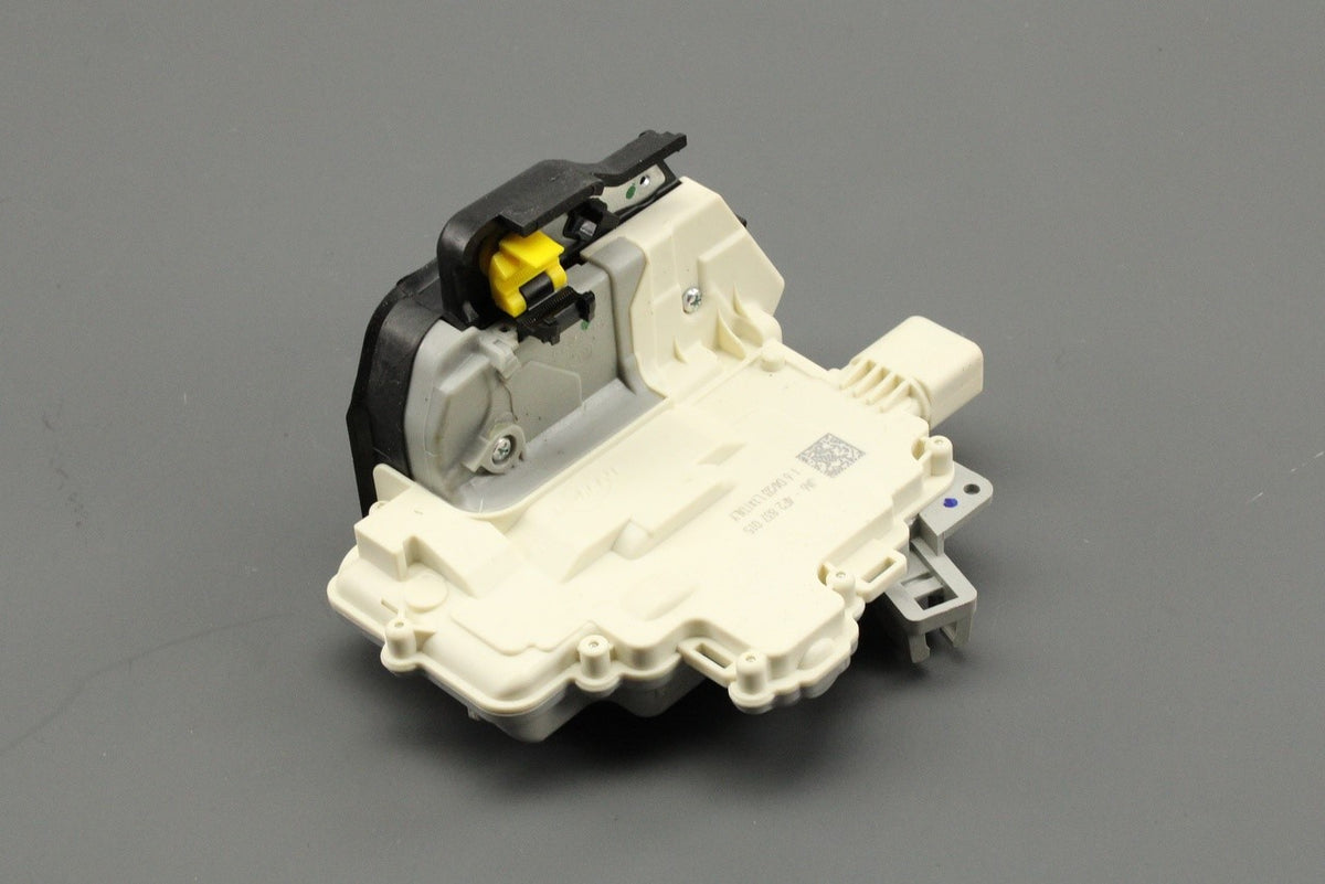 Audi A3 8P RS3 A6 RS6 A8 R8 RHD front door lock (left) 4F2837015, view 1