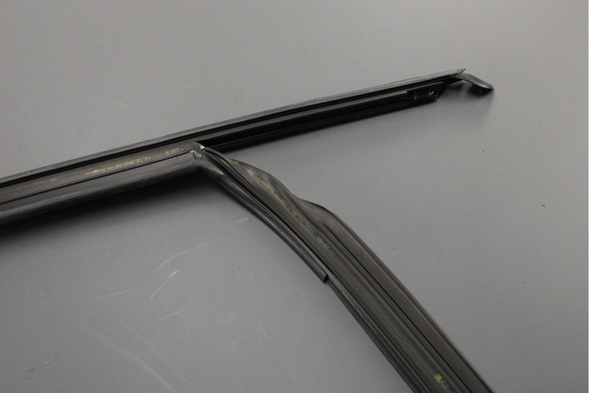 Skoda Octavia front upper door seal window guide (left) 5E3837431H 5AP