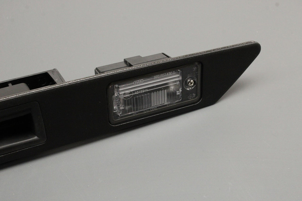 Audi A3 8P A4 B6 A6 Q7 boot handle number plate light unit 8P4827574 3FZ