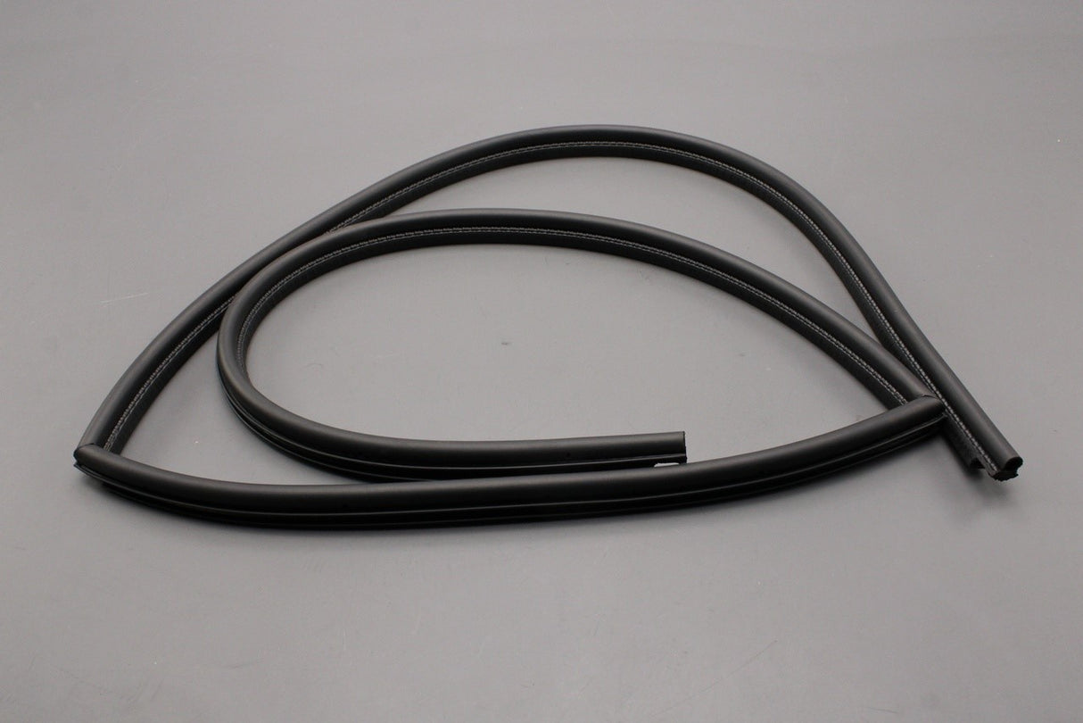 Land Rover Defender L316 2007-2016 front door seal (right) LR077687