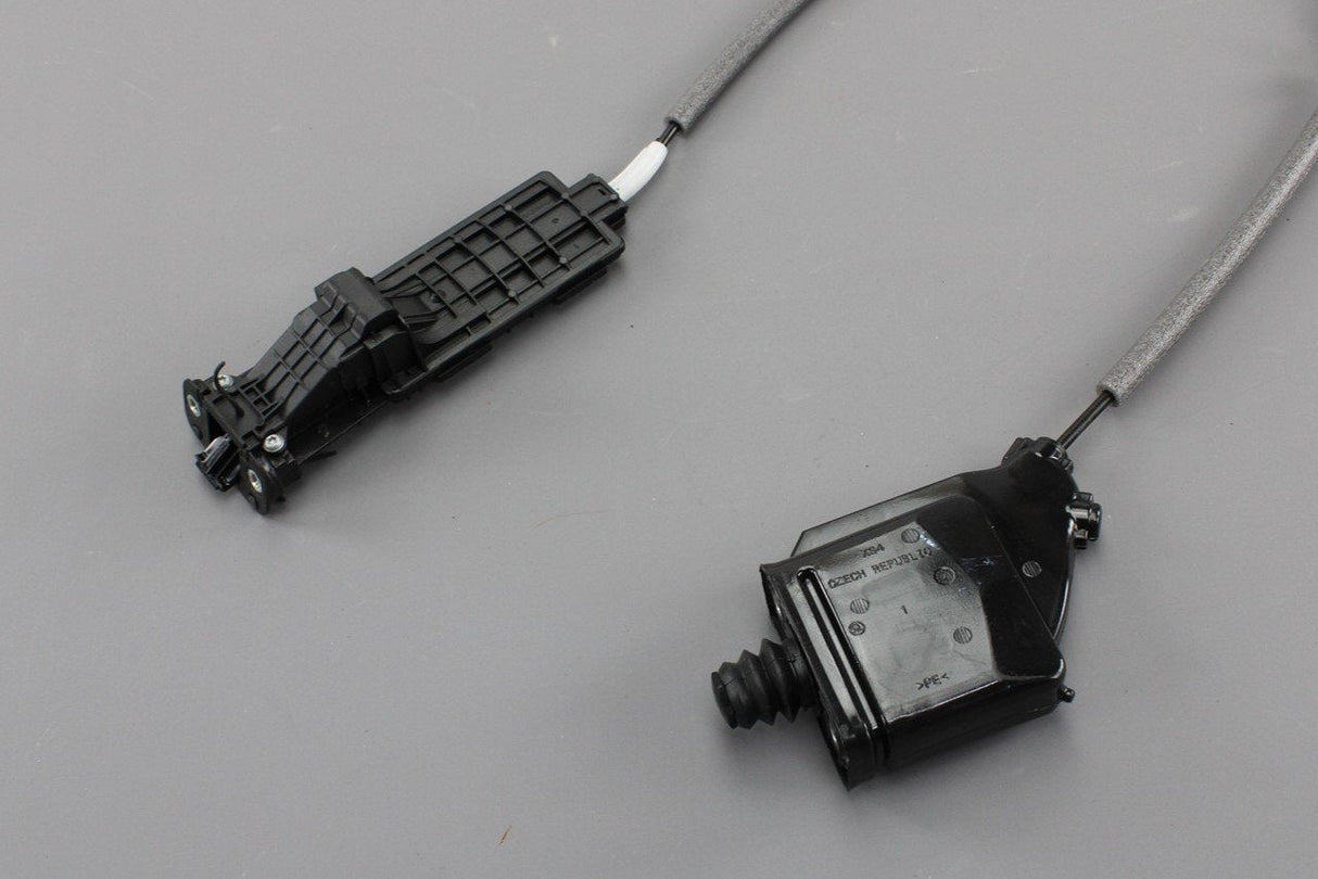 Skoda Kodiaq 2017-on front door soft close unit (right) 565831249E