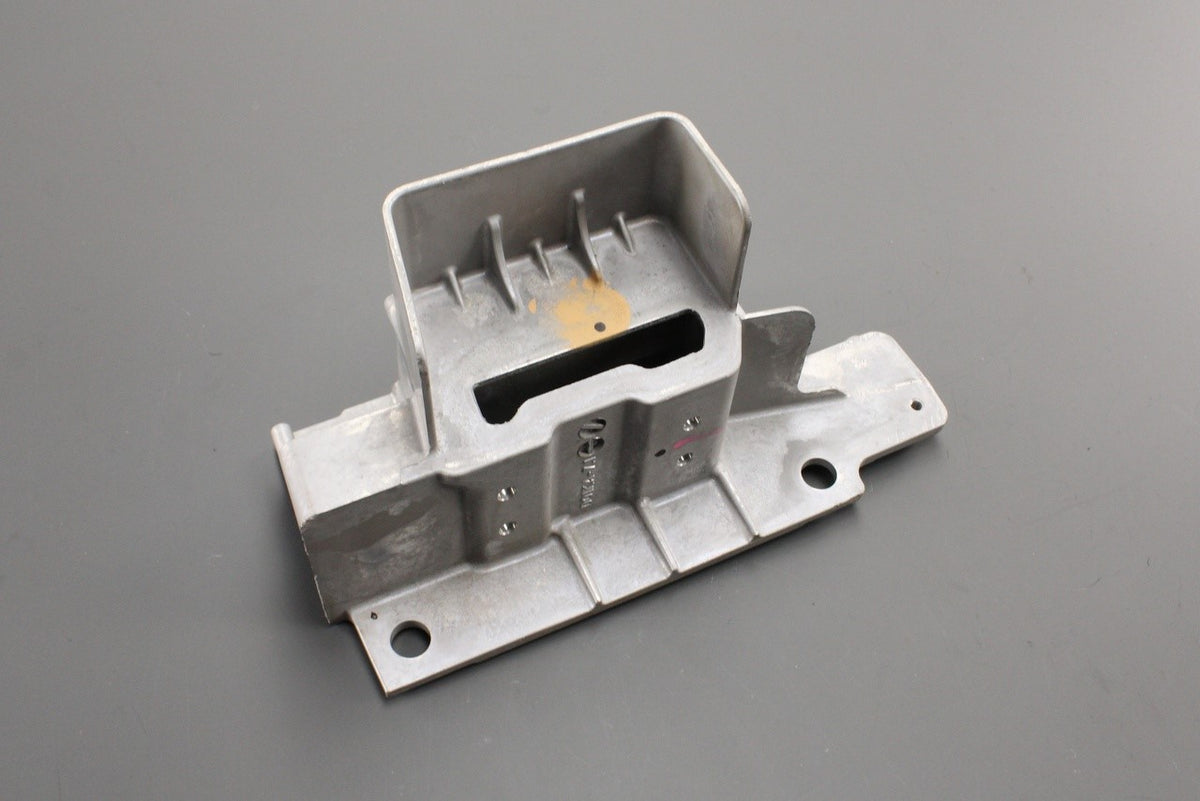 Land Rover Defender Range Rover bumper mounting bracket (left) LR137524, view 1