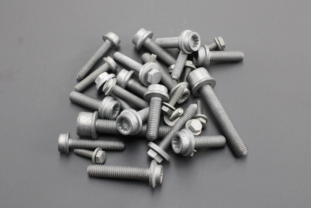 Audi A4 A5 Q5 engine & gearbox mount fixing kit bolts 8W0098609, view 1