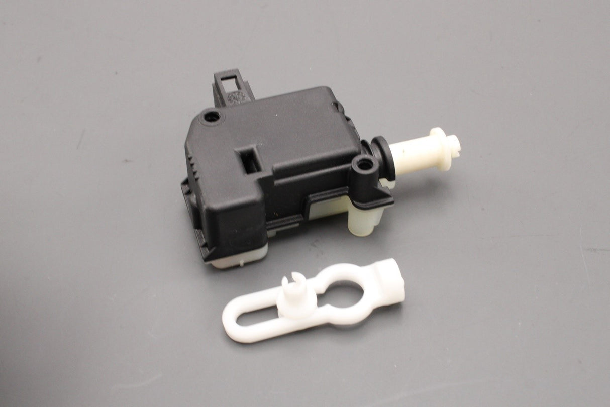 Audi A2 2000-2005 A4 2001-2005 boot lid release servomotor 8E5962115B