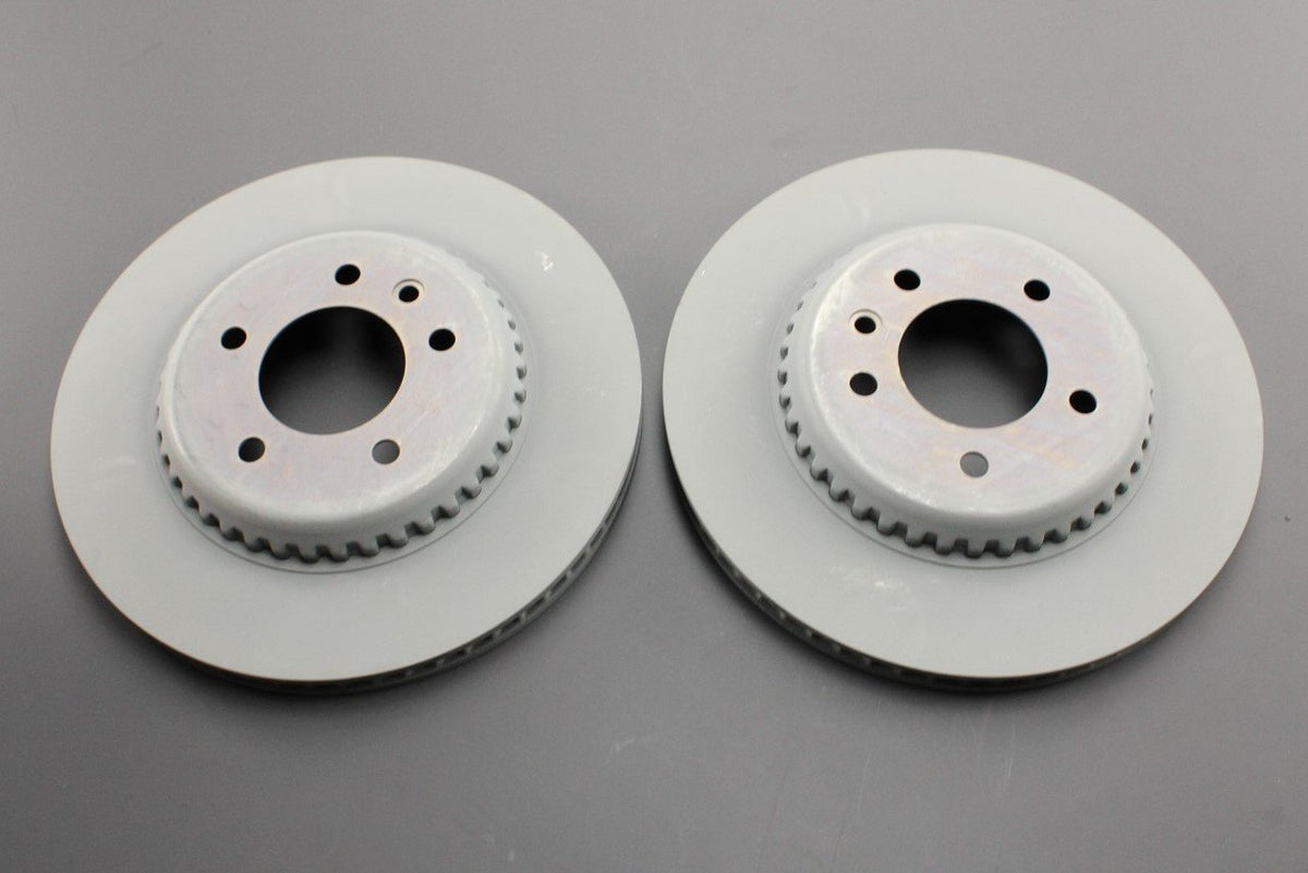Land Rover Defender Brembo rear brake discs (pair) LR161901G, view 1