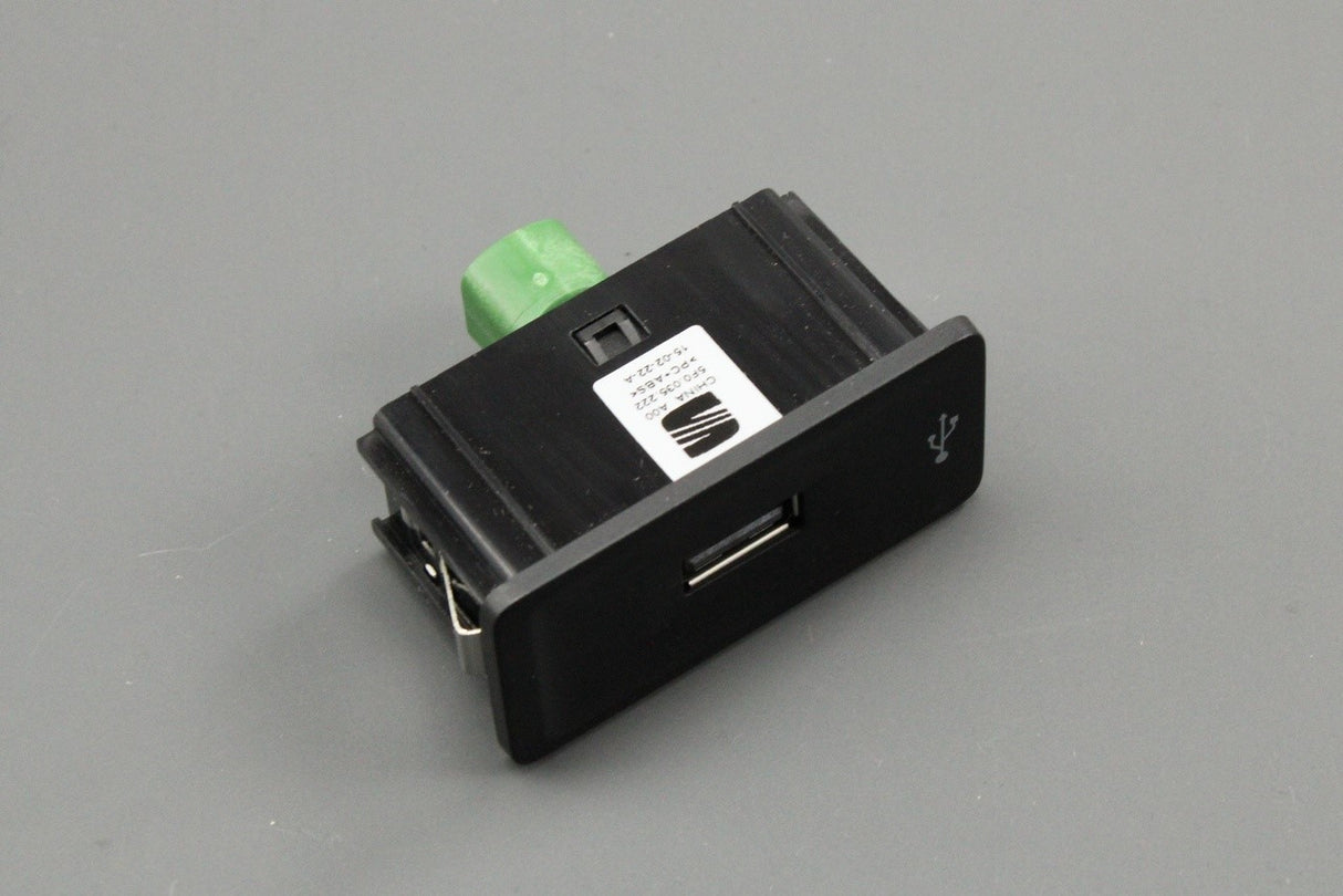 VW Arteon 17-on SEAT Leon 13-16 USB port connector 5F0035222