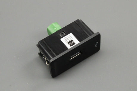 VW Arteon 17-on SEAT Leon 13-16 USB port connector 5F0035222