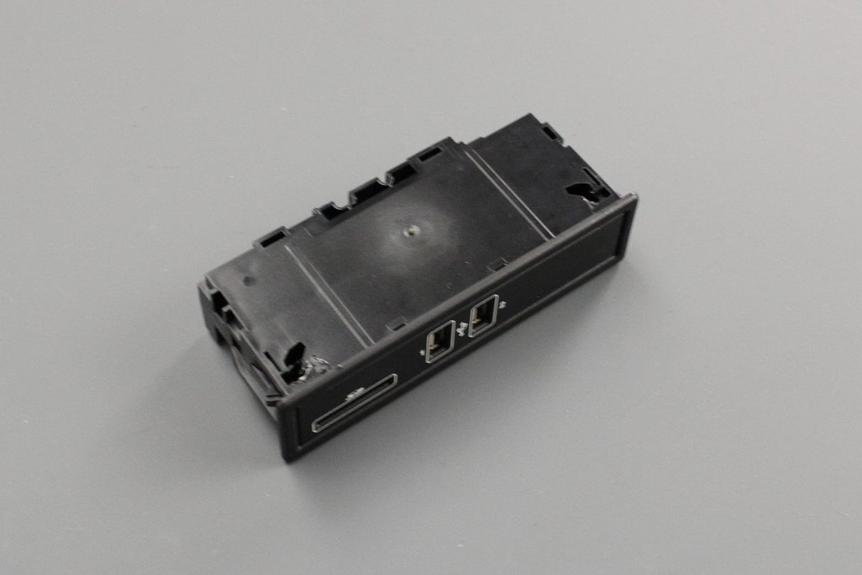 Mercedes-Benz multimedia control unit (USB-A) A2058200526