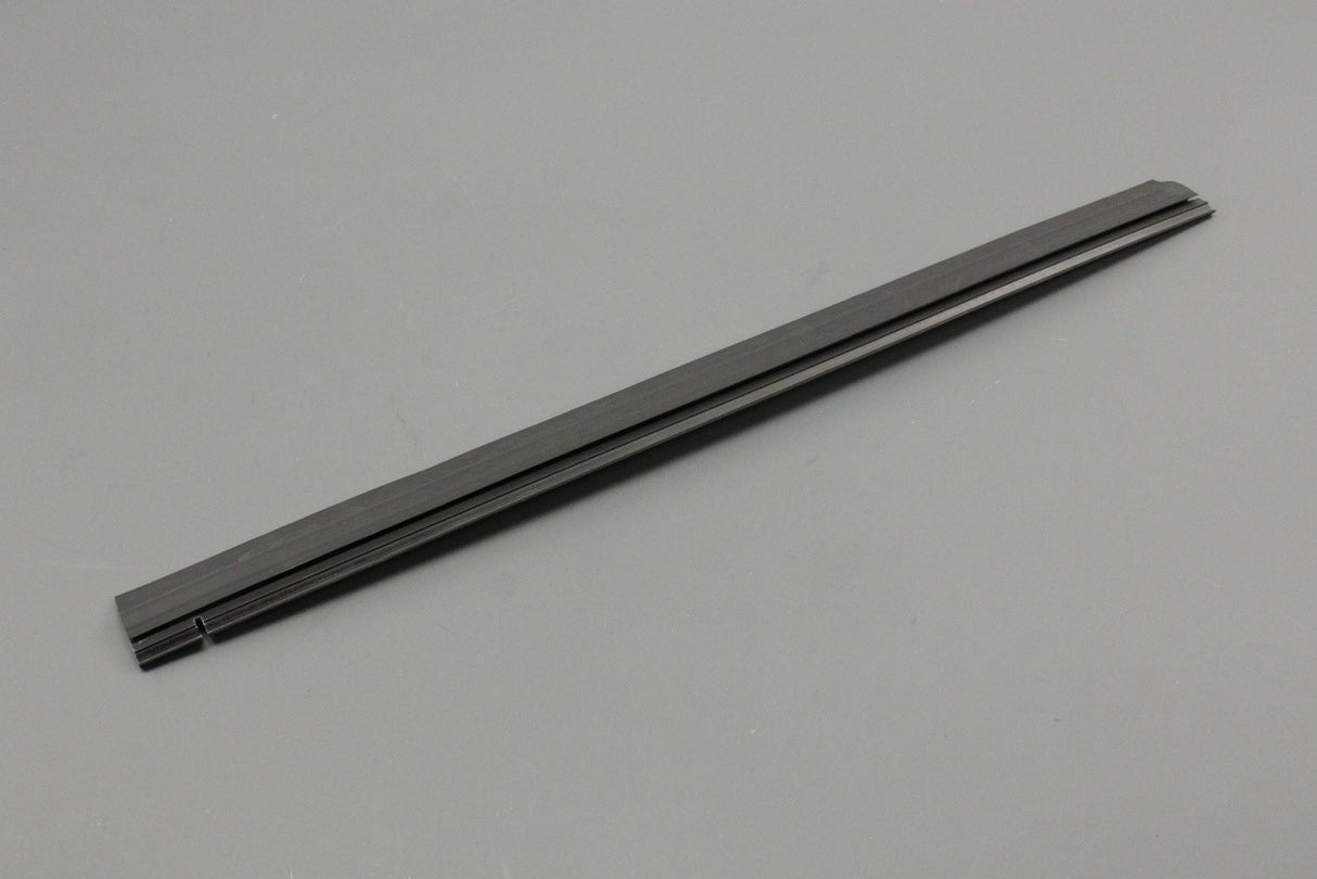 Land Rover Discovery 3 2005-09 rear door moulding seal (right) CGE500021