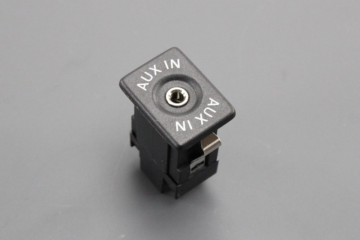 VW Golf T5 Scirocco Passat Jetta Eos Caddy AUX in socket port 5M0035724, view 1