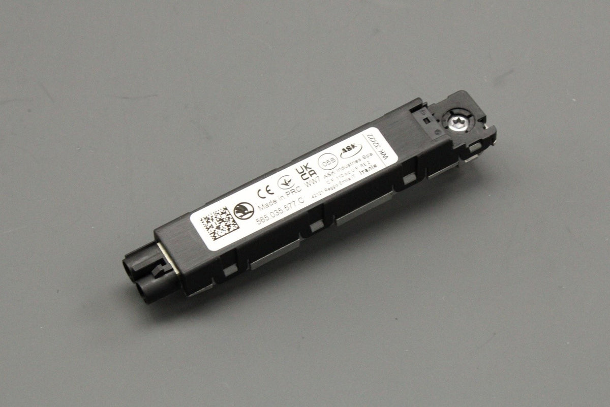 Skoda Kodiaq 2017-on aerial antenna amplifier booster 565035577C, view 1
