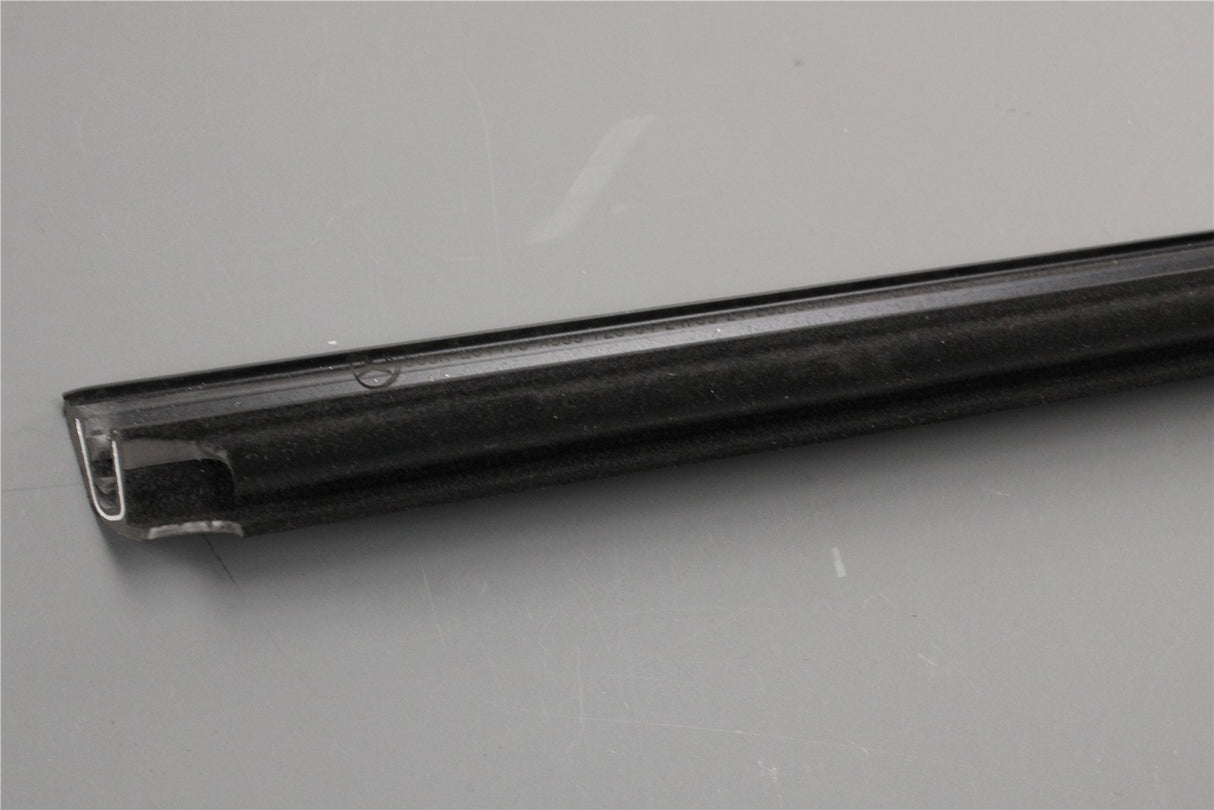Mercedes-Benz Vito front window aperture seal (outer left) A6397200424