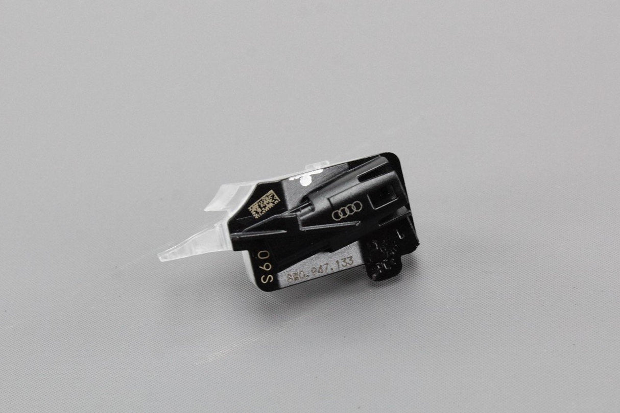 Audi A4 A5 Q5 Left passenger door handle welcome light unit 8W0947133