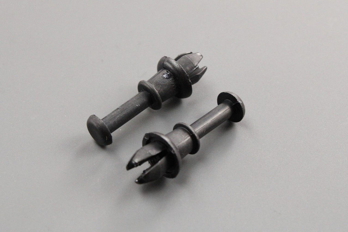 Audi interior trim retaining clip (x2) 8P0862528
