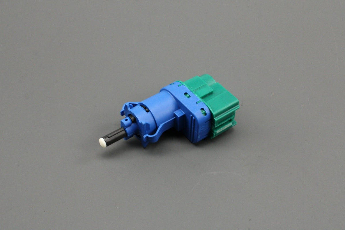 Land Rover Discovery Sport RR Evoque 2012-on brake pedal switch LR047598, view 1