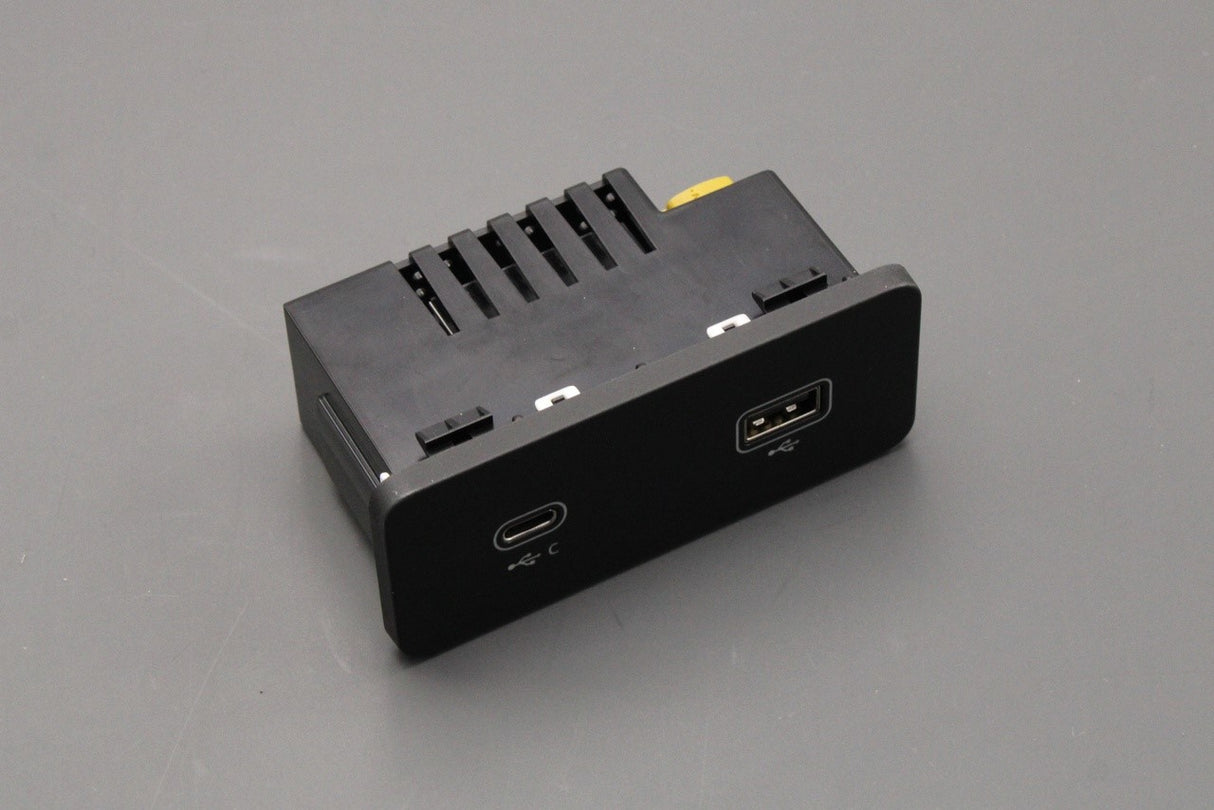 Land Rover Defender Range Rover Sport audio input socket LR161829