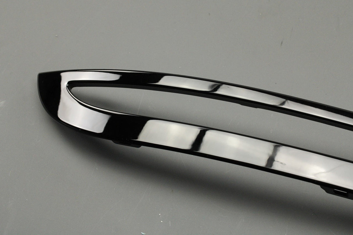 Range Rover Velar 2017-on rear bumper trim strip (right) LR093570