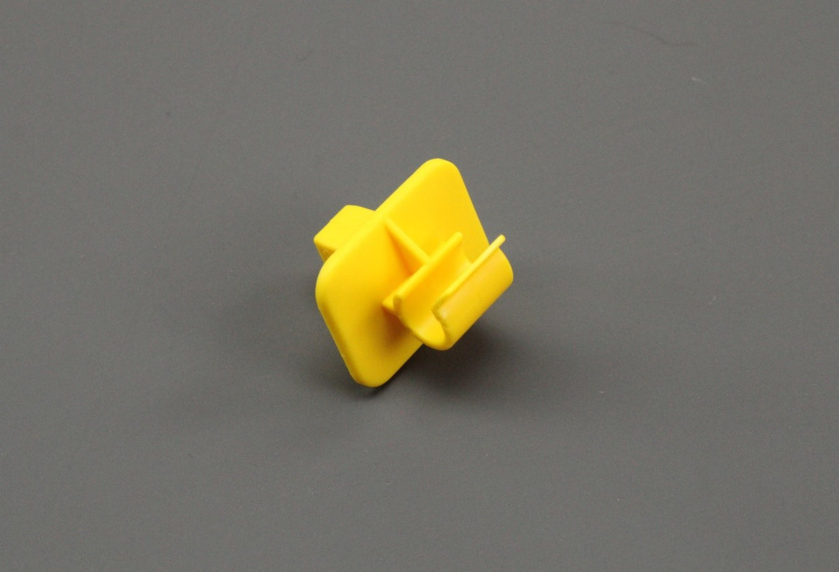 Skoda Fabia Octavia Roomster bonnet strut support clip 6Y0823397A 209, view 1
