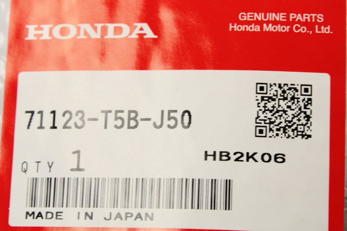 Honda Jazz chrome grille moulding (centre front) 71123-T5B-J50