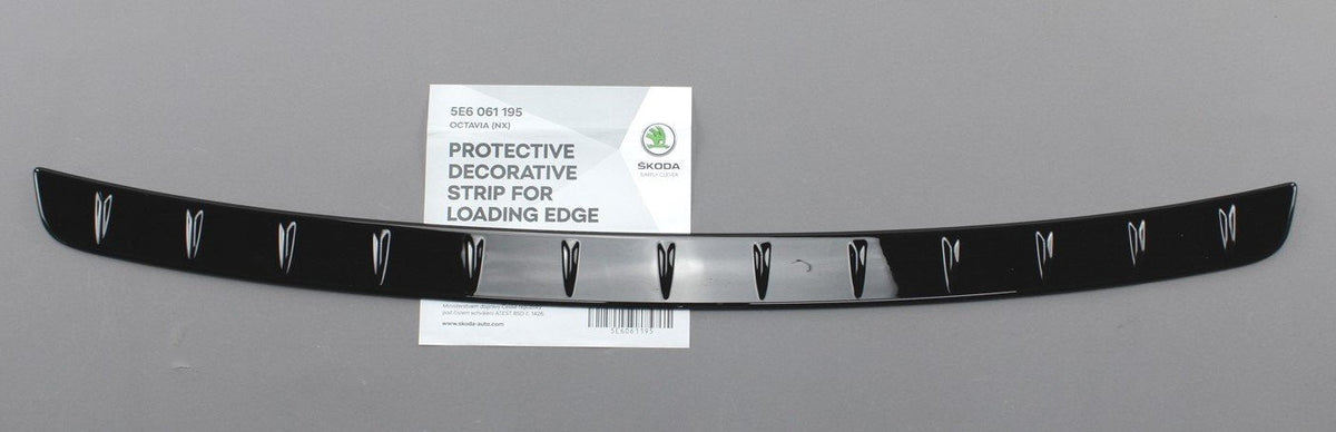 Skoda Octavia saloon 2020-On rear load edge protector (black) 5E6061195, view 1