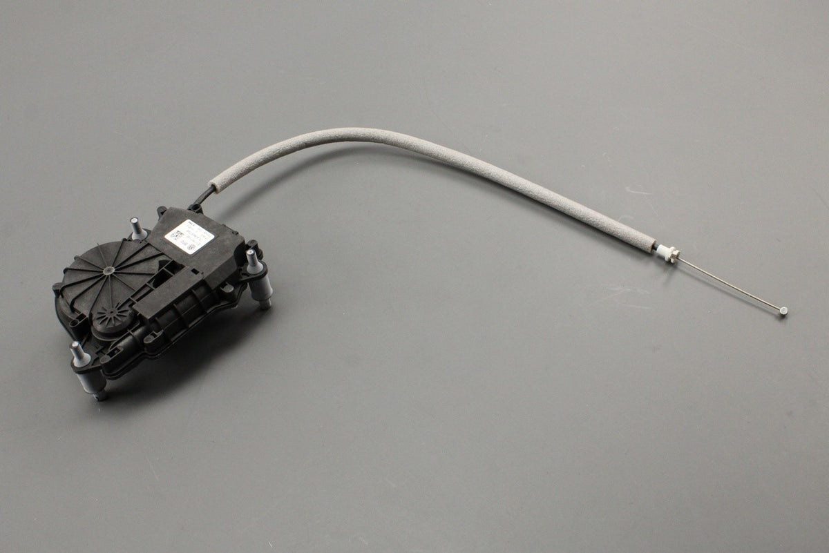 VW Transporter 20-on sliding door power latching motor (right) 7LA843746, view 1