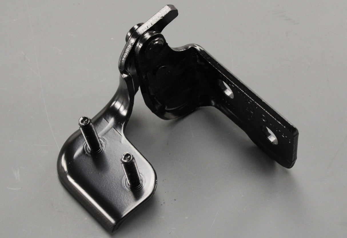 Land Rover Discovery 5 2017-on boot lid/tailgate hinge (right) LR080293
