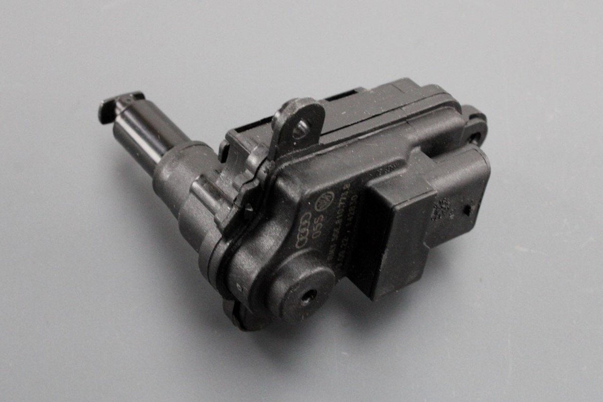 VW Golf GTE Passat Skoda Superb badge charging flap actuator 5GE810773B, view 1