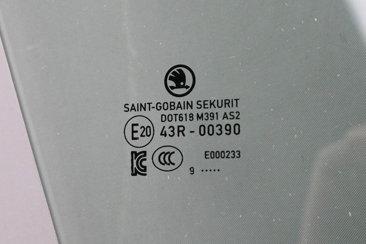 Skoda Scala Kamiq 2019-on door window glass (front right) 658845202