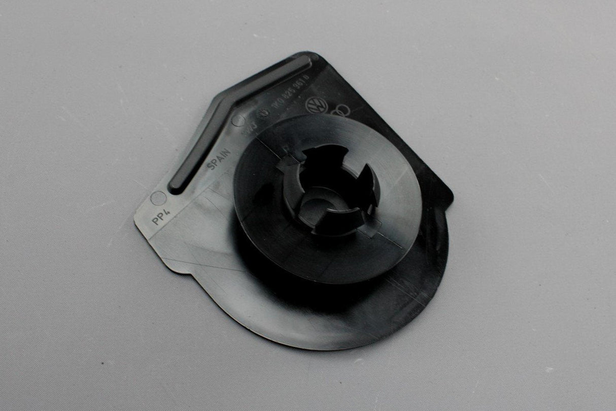 VW MK4 MK5 Passat Audi Skoda SEAT undertray cover bung (left) 1K0825961B