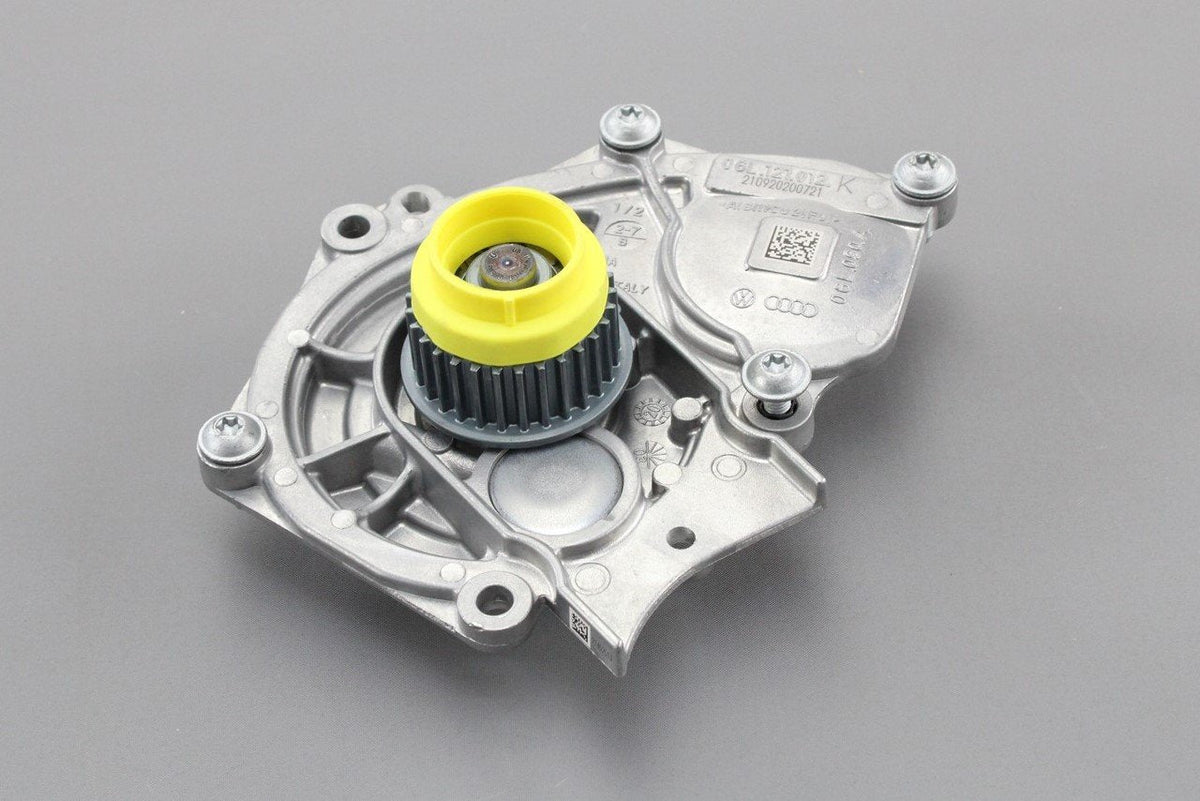 Audi A3 S3 A4 S4 A5 S5 Q5 Q7 Q8 2.0 TFSI coolant pump 06L121012K, view 1