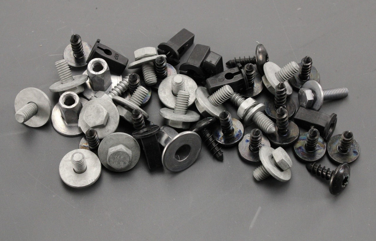 VW Golf MK8 2020-on front wing attachment parts screw kit 5H0898625