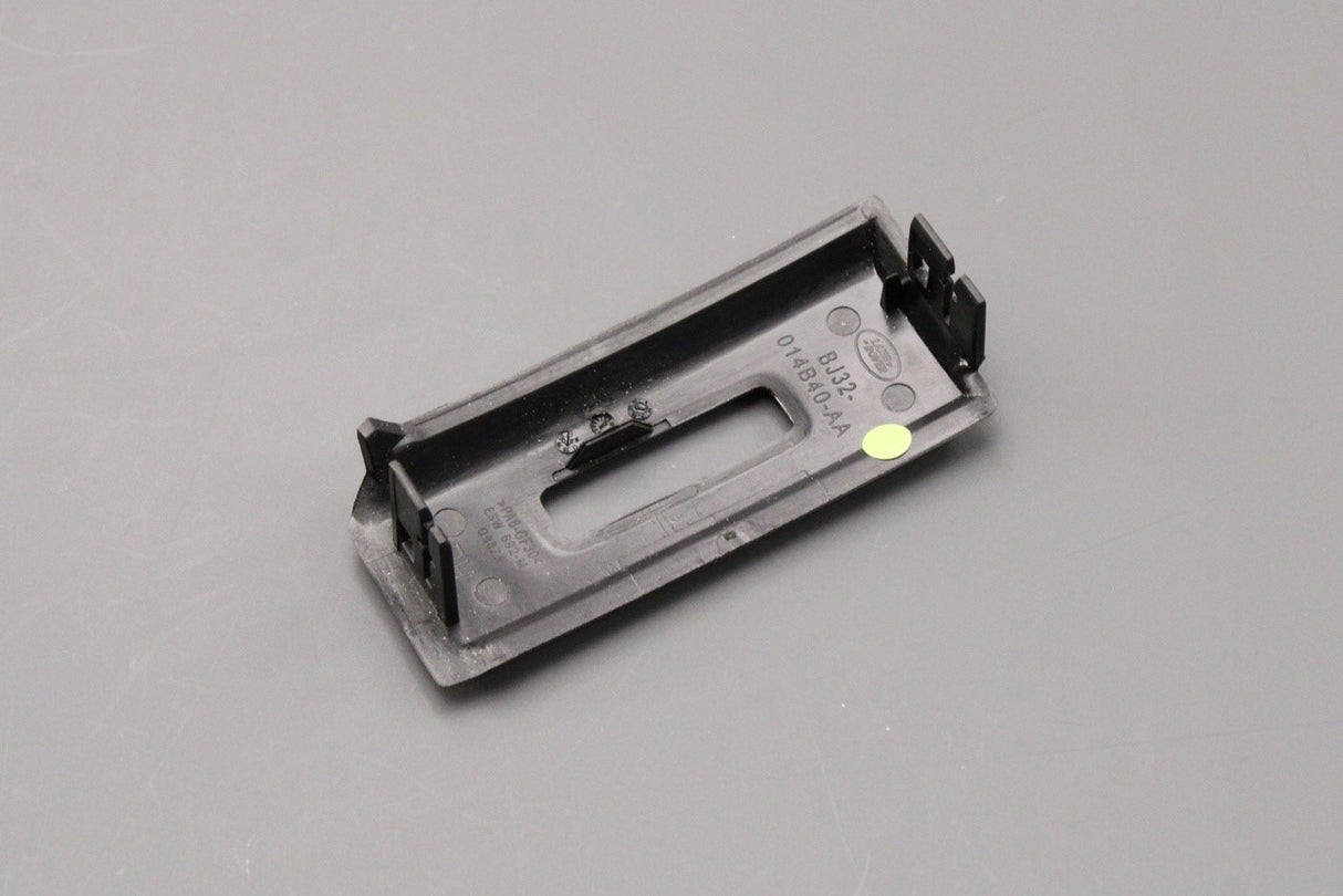 Range Rover Evoque 12-18 dashboard air vent bezel (centre left) LR093915