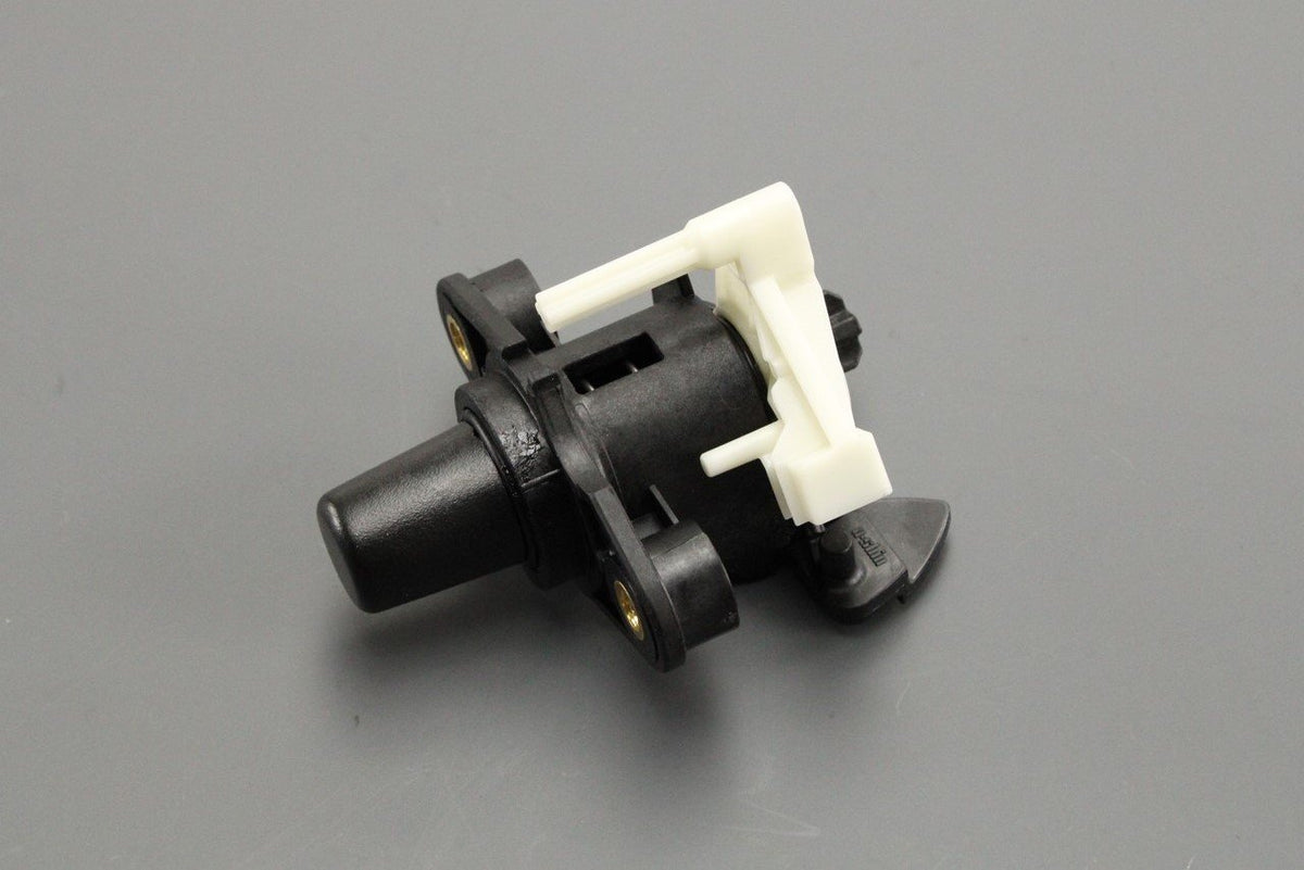 Toyota Aygo 05-14 boot lid lock release button 64640-0H010, view 1