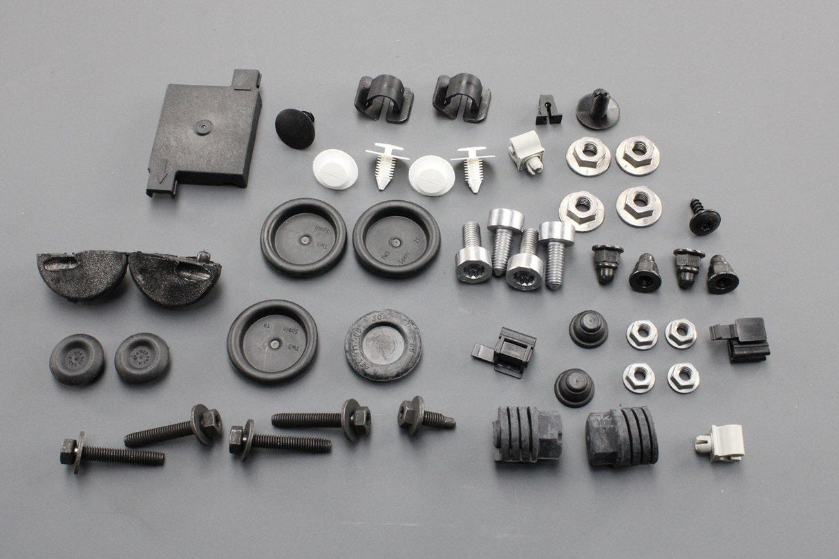 Audi Q2 2017-on bonnet attachment fixing parts set 81A098615