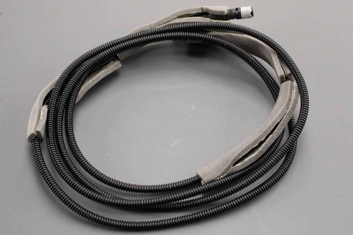 Land Rover Discovery Sport 2015-on rear window washer hose LR104025, view 1