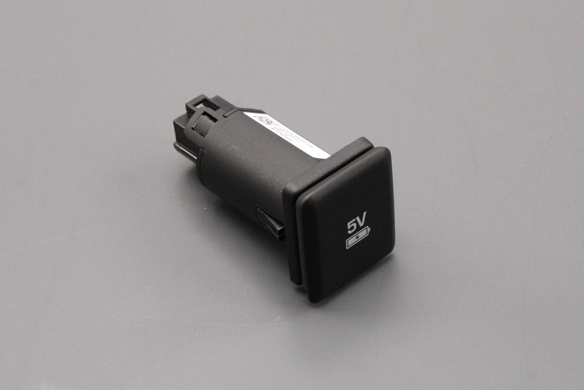 Range Rover Sport Evoque Velar 2013-on 5V USB socket LR107234, view 1