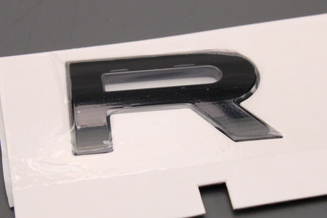 Range Rover Evoque 2012-2018 'RANGE' bonnet badge emblem LR094559