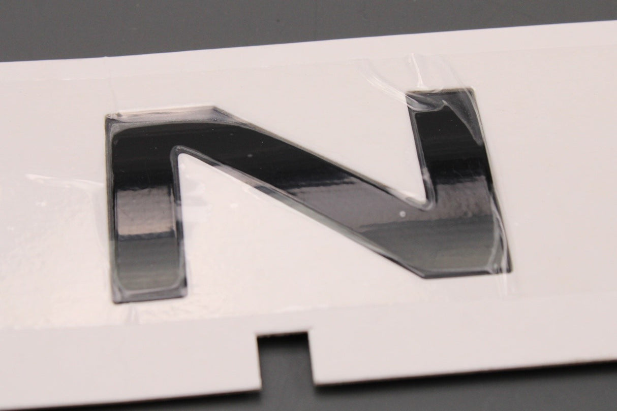 Range Rover Evoque 2012-2018 'RANGE' bonnet badge emblem LR094559