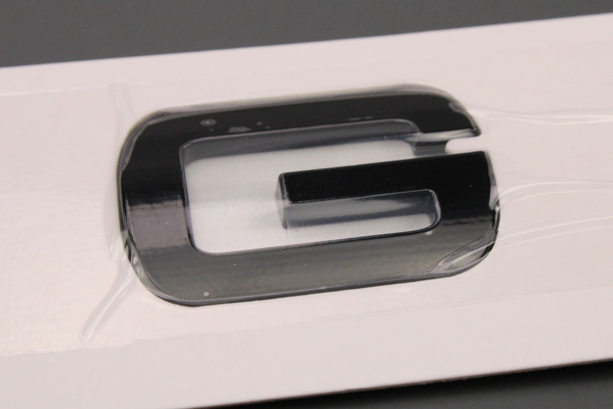 Range Rover Evoque 2012-2018 'RANGE' bonnet badge emblem LR094559