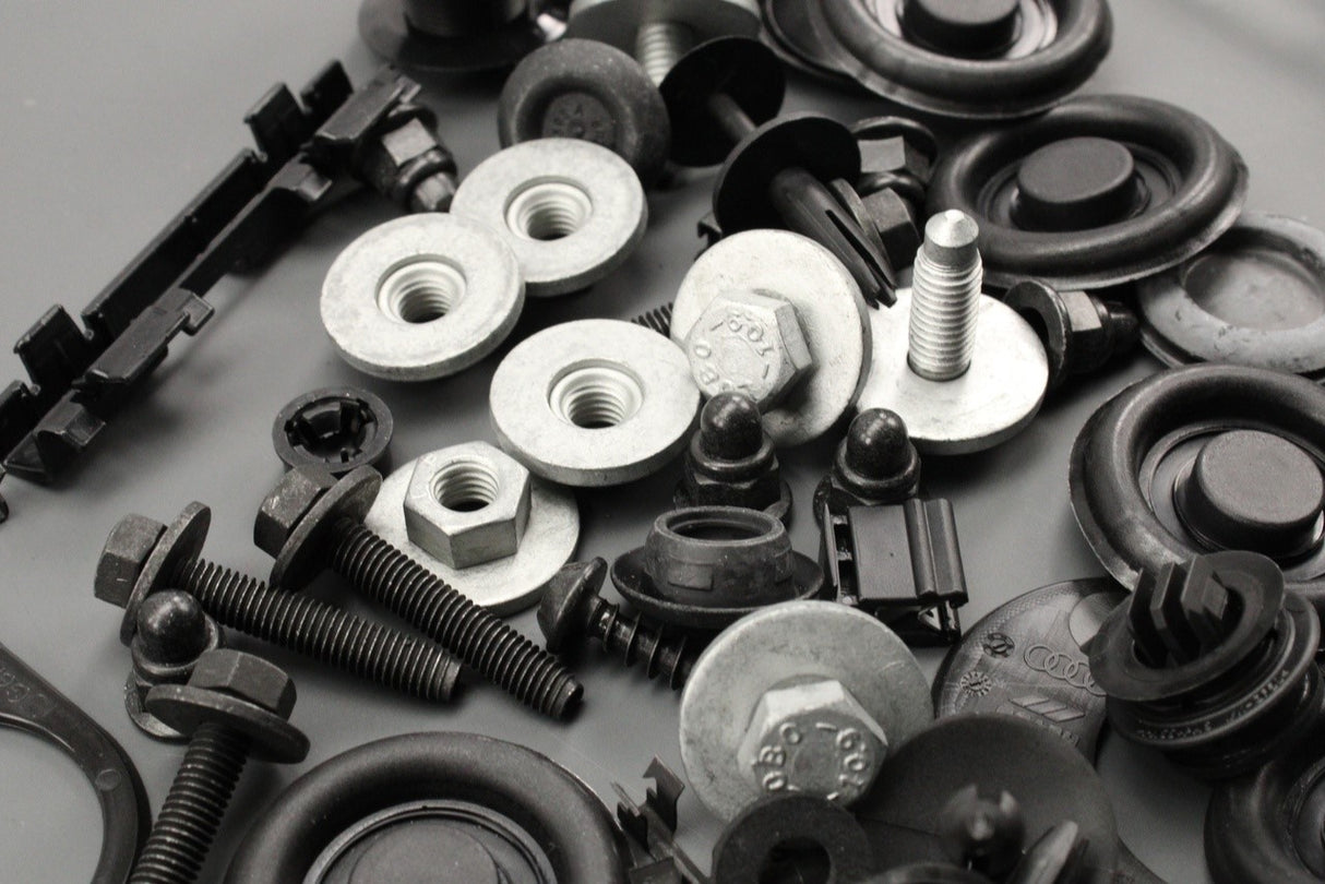 Audi A4 S4 2016-on bonnet attachment parts kit 8W0098615A