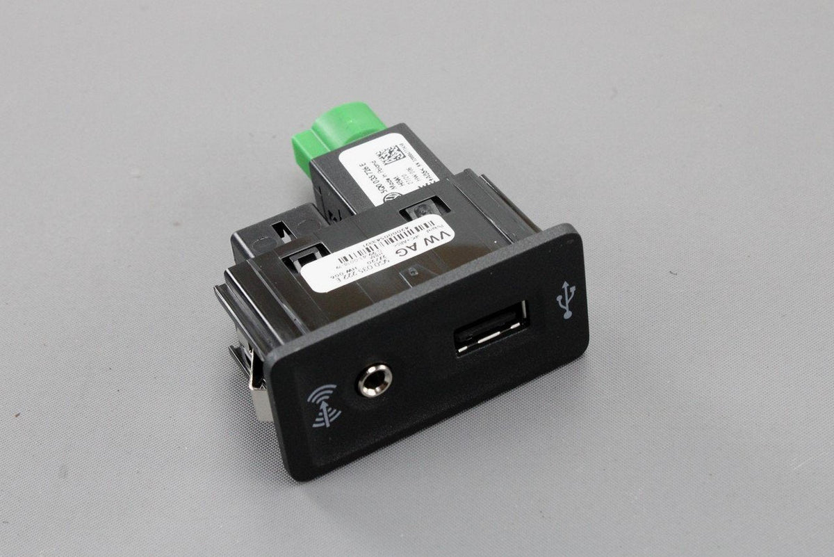 VW SEAT connection for USB and AUX-IN input port socket 5G0035222E, view 1
