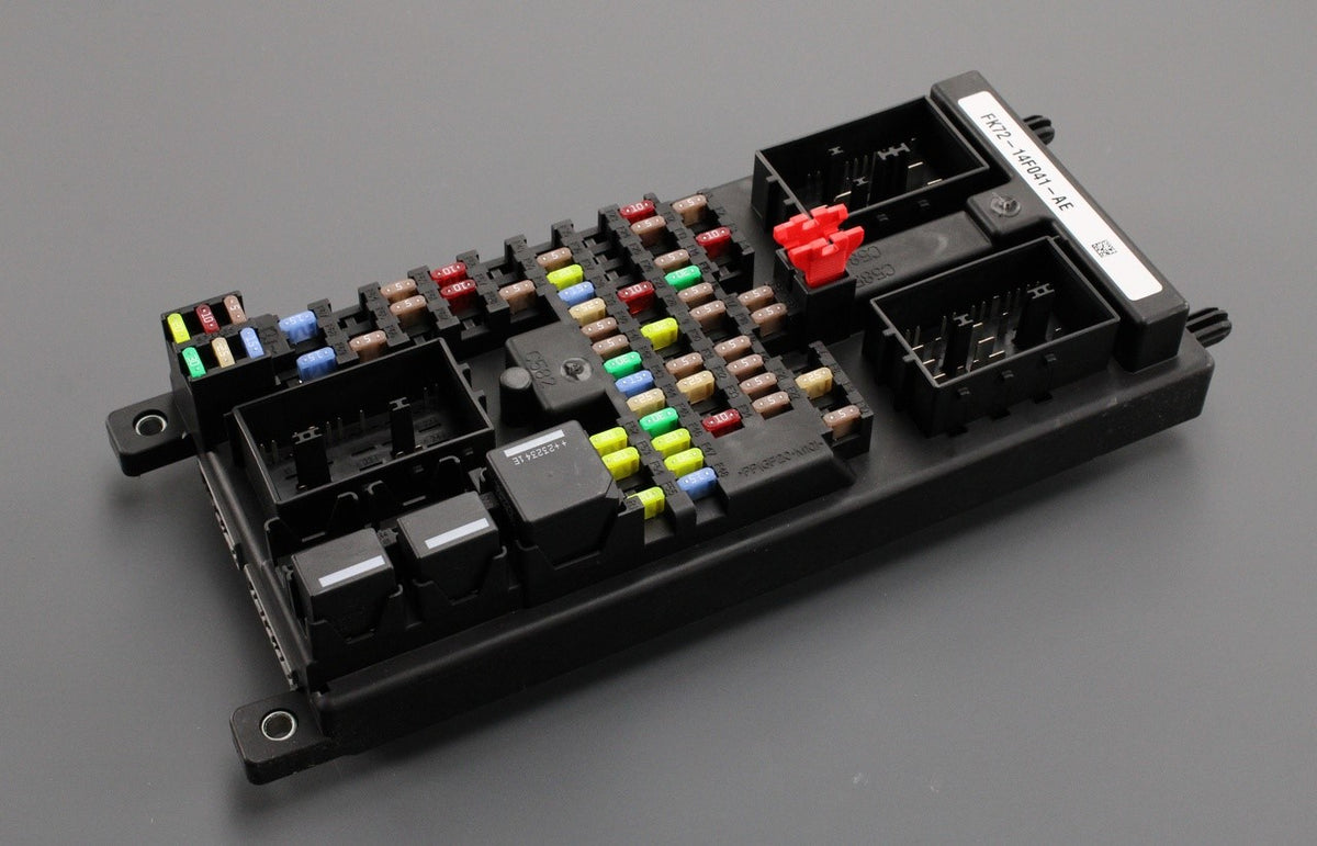 Land Rover Discovery Sport 2015-on fuse box LR078822, view 1