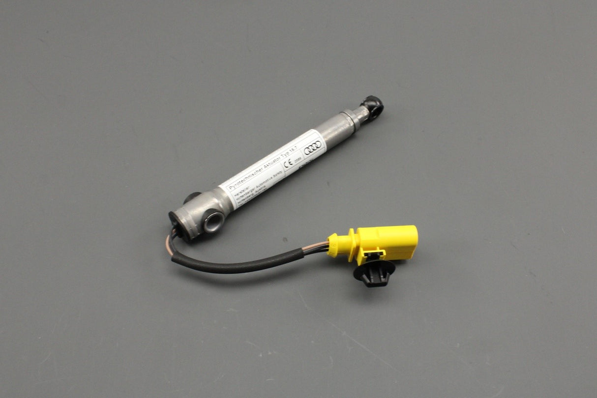 Audi A3 S3 RS3 13-20 pedestrian protection bonnet activator 8V0823823F
