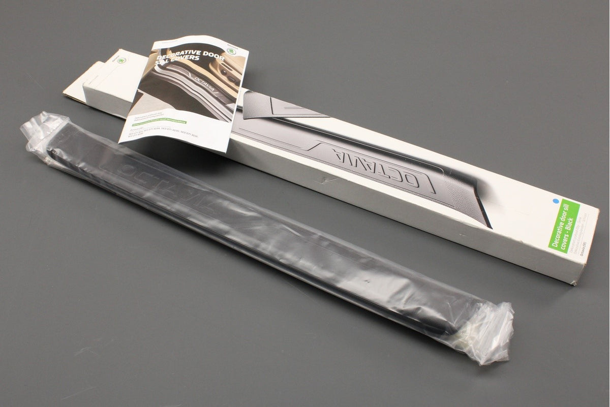 Skoda Octavia 5E 2013-2021 door sill protective covers (black) 5E0071303, view 1